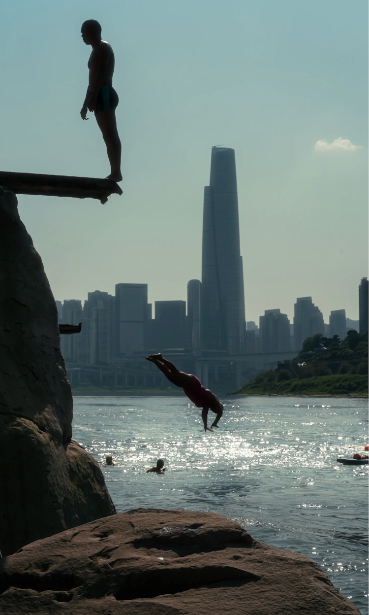 Local swimmers and daily life beside the Yangtze River